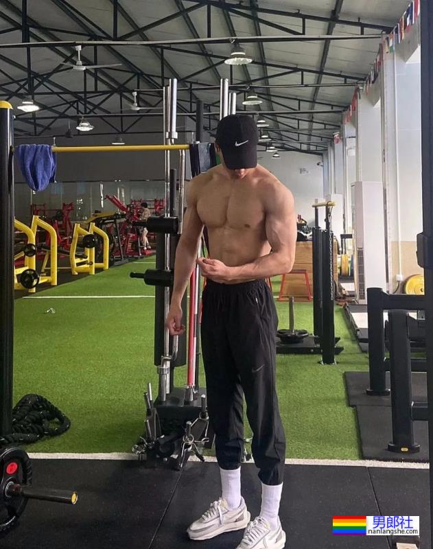 188cm健身博主，六块腹肌真结实！ - 51虹马