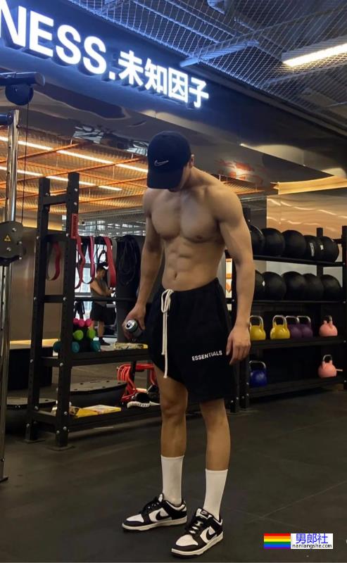 188cm健身博主，六块腹肌真结实！ - 51虹马