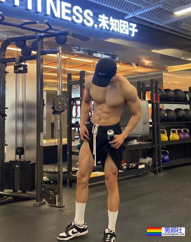 188cm健身博主，六块腹肌真结实！ - 51虹马