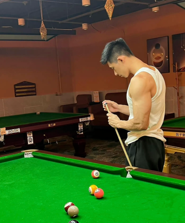 台球室遇见撩衣服的肌肉帅哥，这谁抵得住啊？ - 51虹马