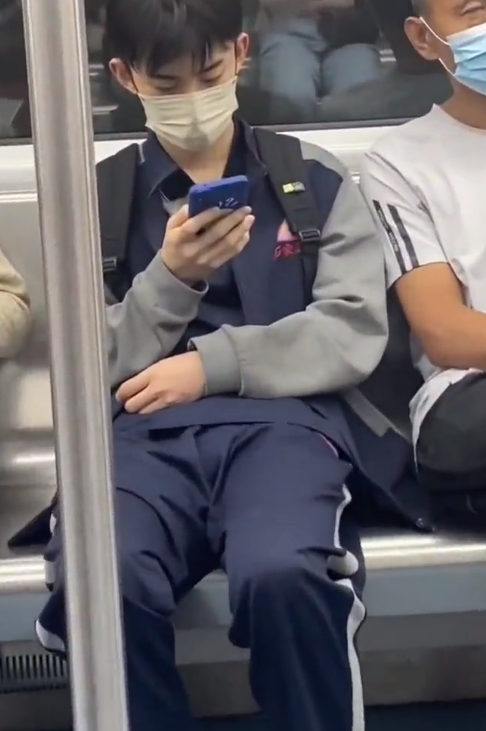 地铁上的石家庄高中钻石男生，这样的好帅啊-51虹马