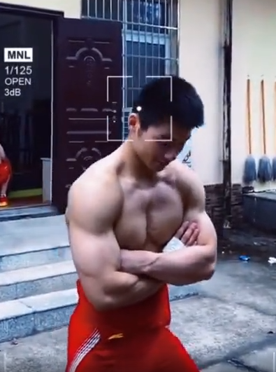 武汉体育学院的举重小哥哥穿得太紧，肌肉太大-51虹马