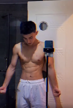 白色运动短裤小哥哥，我也太可以了！好帅啊！-51虹马