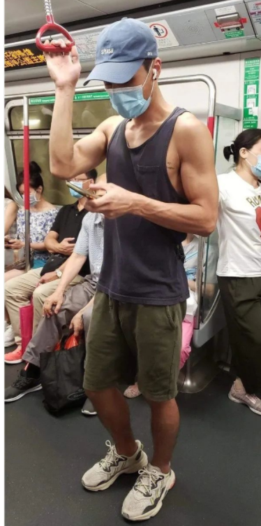 地铁抓拍之穿灰裤子的黑皮钻石高中生! - 51虹马 地铁抓拍之穿灰裤子的黑皮钻石高中生! - 51虹马