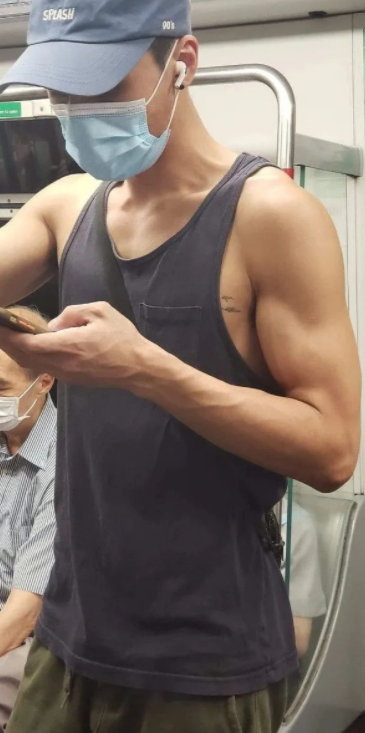 地铁抓拍之穿灰裤子的黑皮钻石高中生! - 51虹马 地铁抓拍之穿灰裤子的黑皮钻石高中生! - 51虹马