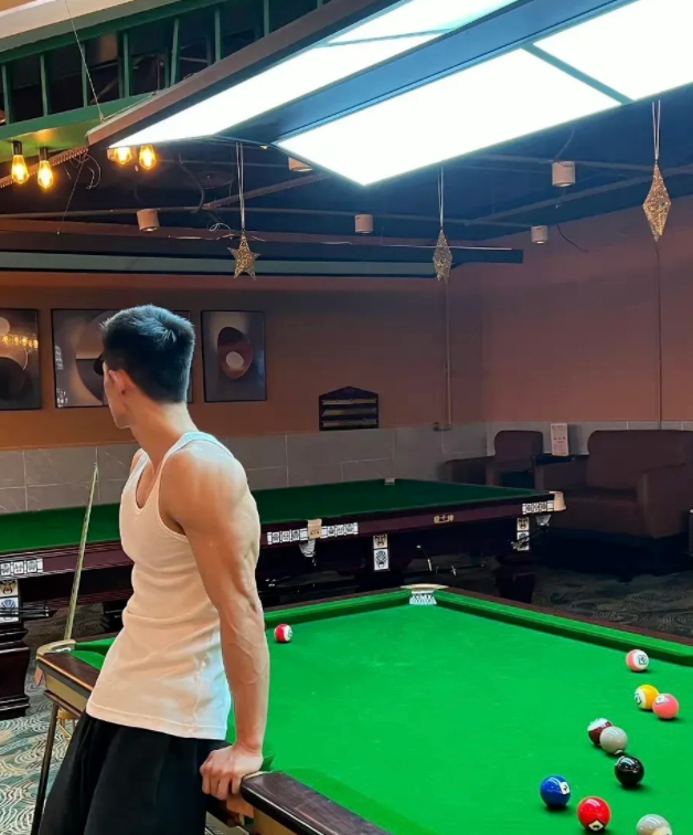 台球室遇见撩衣服的肌肉帅哥，这谁抵得住啊？ - 51虹马