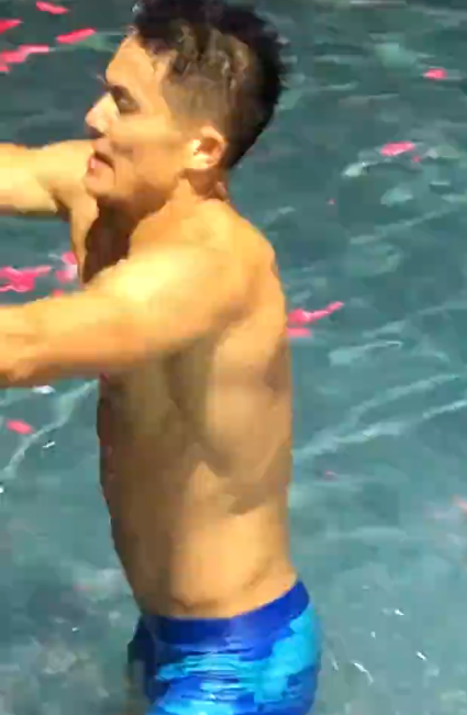 抓拍泳池里的肌肉男,更强大的是旁边的男人,看来肌肉男真的是比不过别人呢。-51虹马