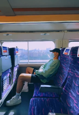 高铁上遇见的大长腿小哥哥，腿岔太开了吧-51虹马