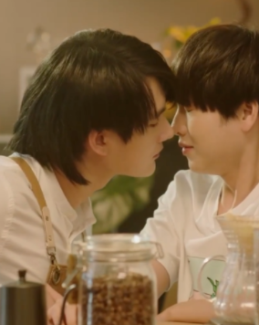 泰剧《咖啡旋律》对一位帅气的咖啡师一见钟情-51虹马