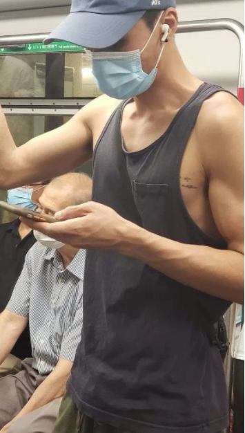 地铁抓拍之穿灰裤子的黑皮钻石高中生! - 51虹马 地铁抓拍之穿灰裤子的黑皮钻石高中生! - 51虹马