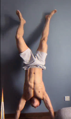 肌肉小哥哥穿灰裤子倒立!实力很强大-51虹马