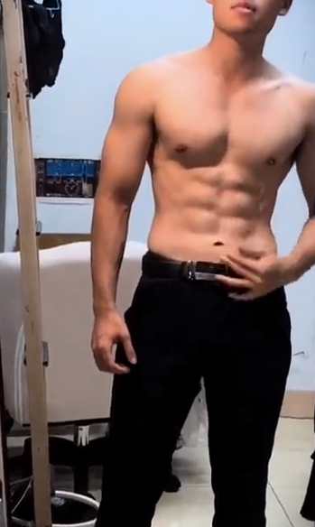 空少一个人在宿舍秀腹肌身材！这身材真是绝了 - 51虹马