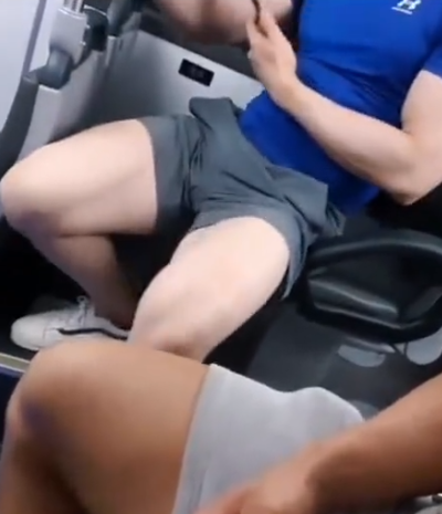 公交车上的灰裤子小哥哥,短裤太短,这样的肌肉男真的不错。实力很强-51虹马