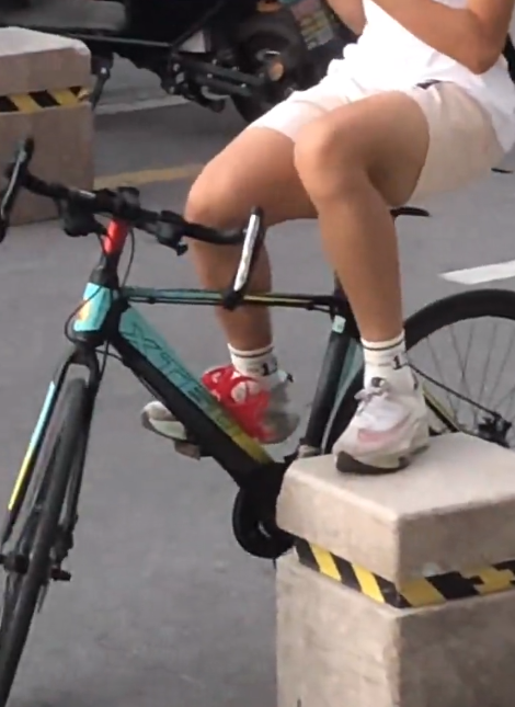 穿白色运动裤骑自行车的小哥哥，实力太强-51虹马