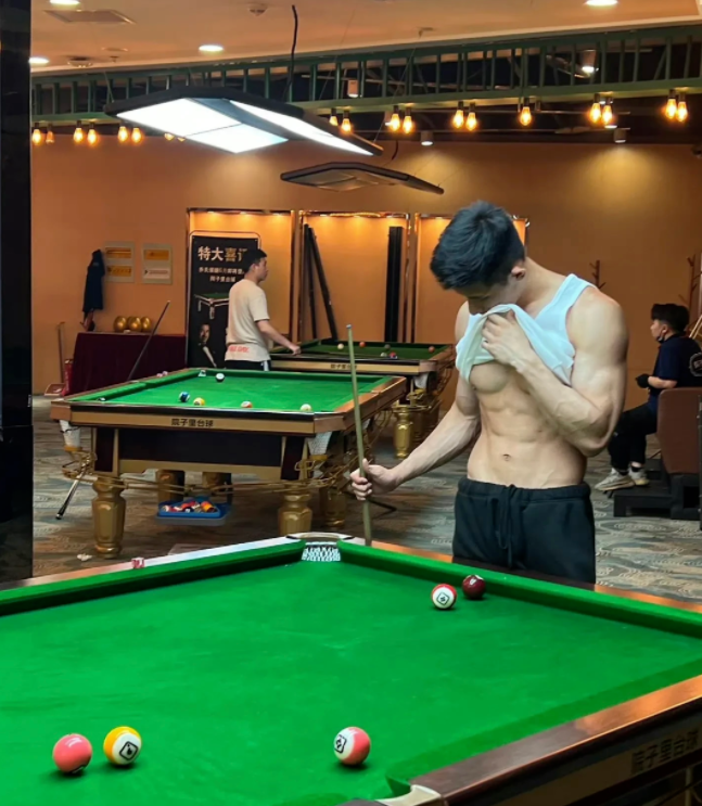 台球室遇见撩衣服的肌肉帅哥，这谁抵得住啊？-51虹马