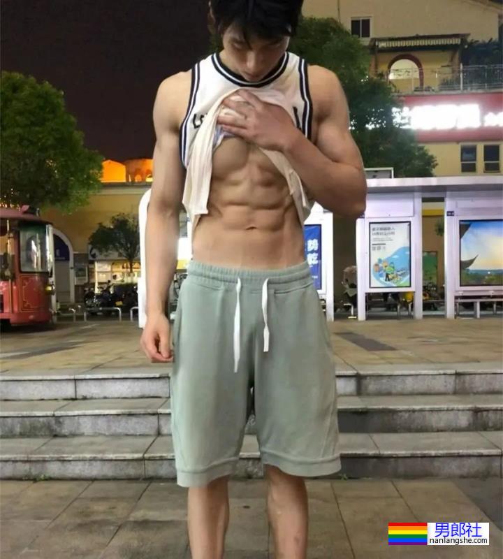 19岁肌肉少年 - 51虹马