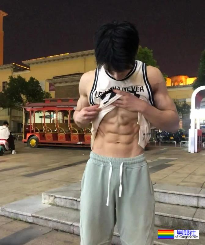19岁肌肉少年 - 51虹马