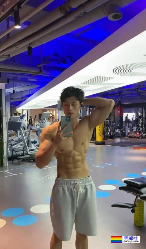 19岁肌肉少年 - 51虹马