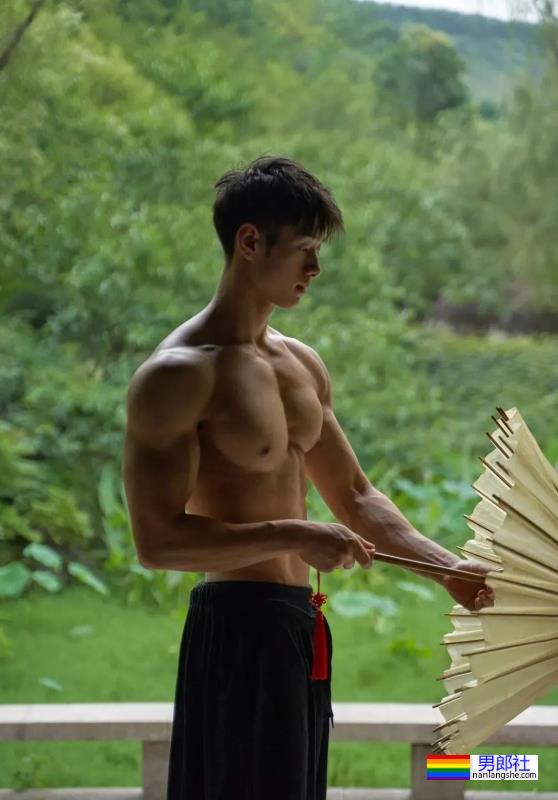 19岁肌肉少年 - 51虹马