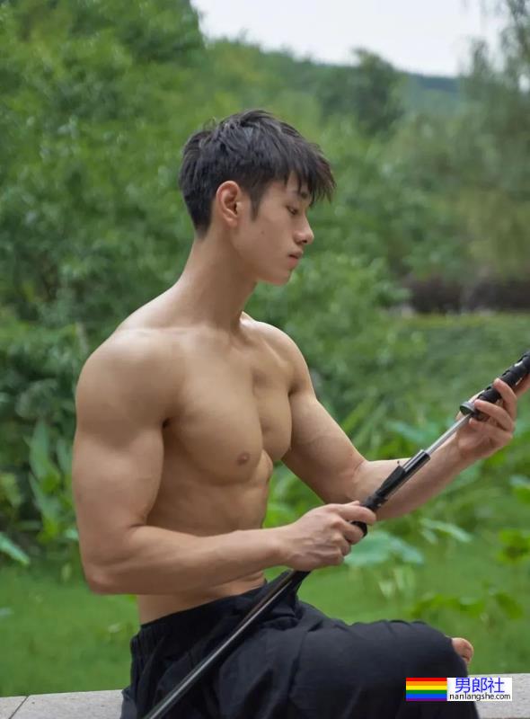 19岁肌肉少年 - 51虹马