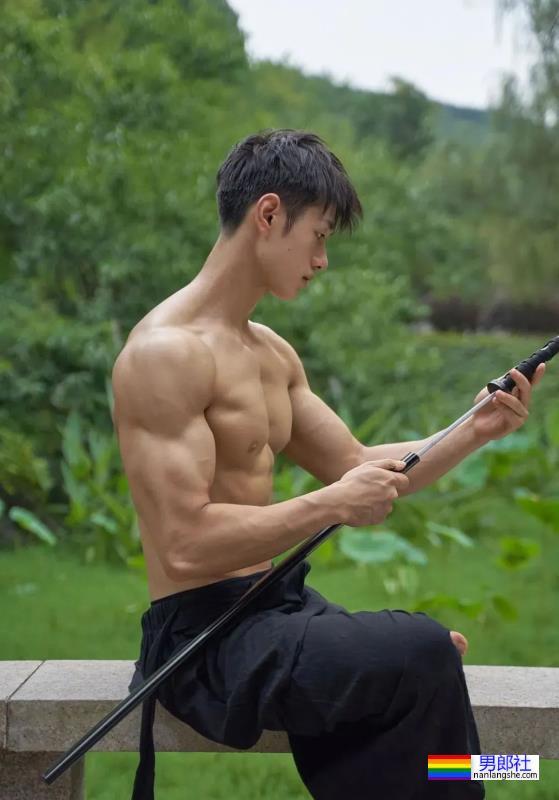 19岁肌肉少年 - 51虹马