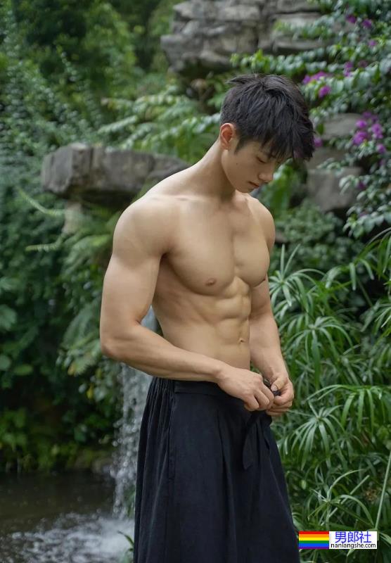 19岁肌肉少年 - 51虹马