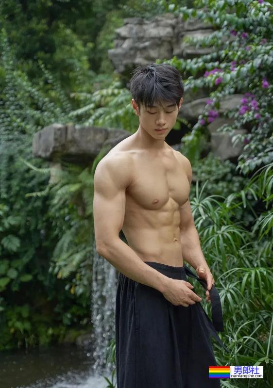 19岁肌肉少年 - 51虹马