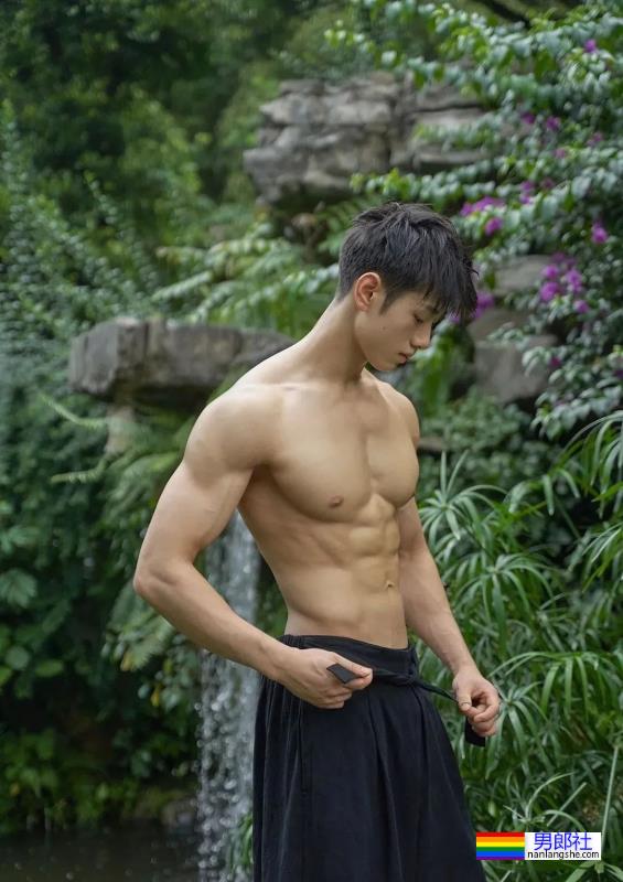 19岁肌肉少年 - 51虹马