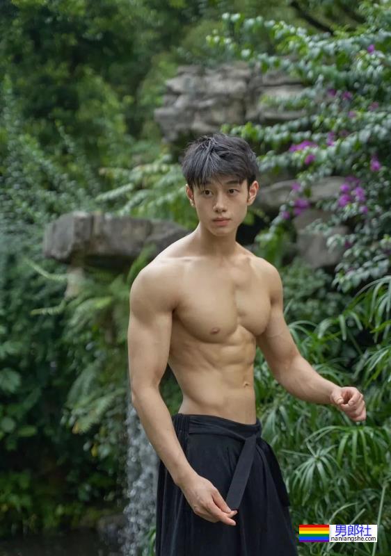 19岁肌肉少年 - 51虹马