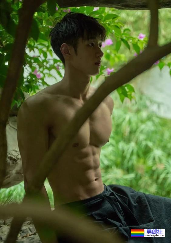 19岁肌肉少年 - 51虹马