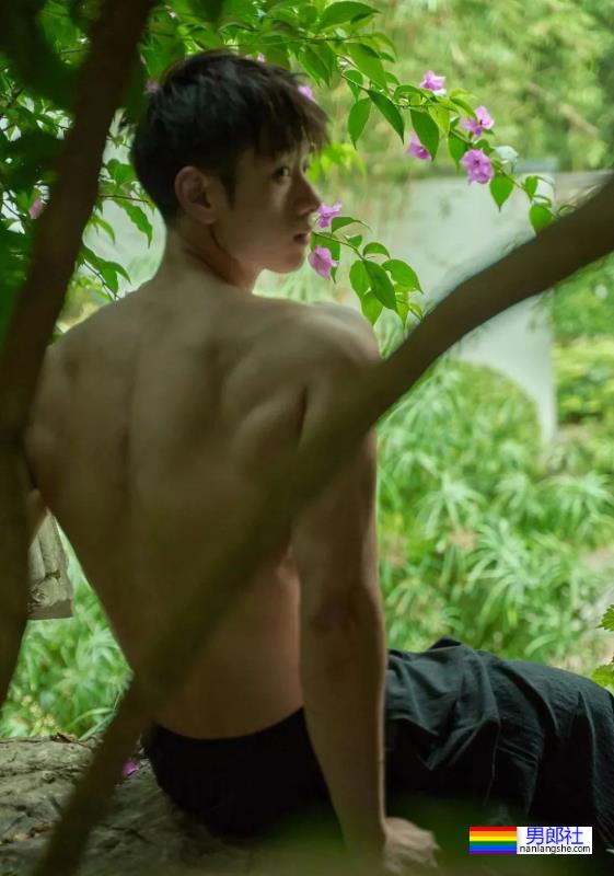 19岁肌肉少年 - 51虹马