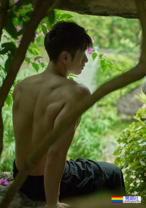 19岁肌肉少年 - 51虹马