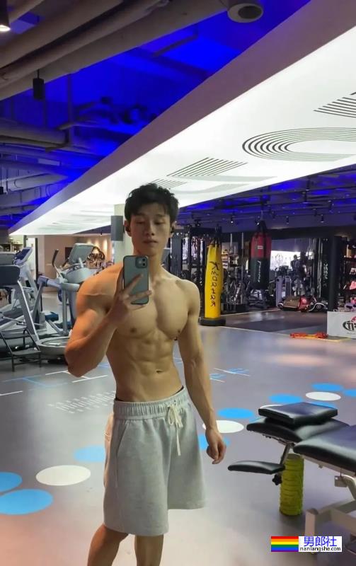 19岁肌肉少年 - 51虹马