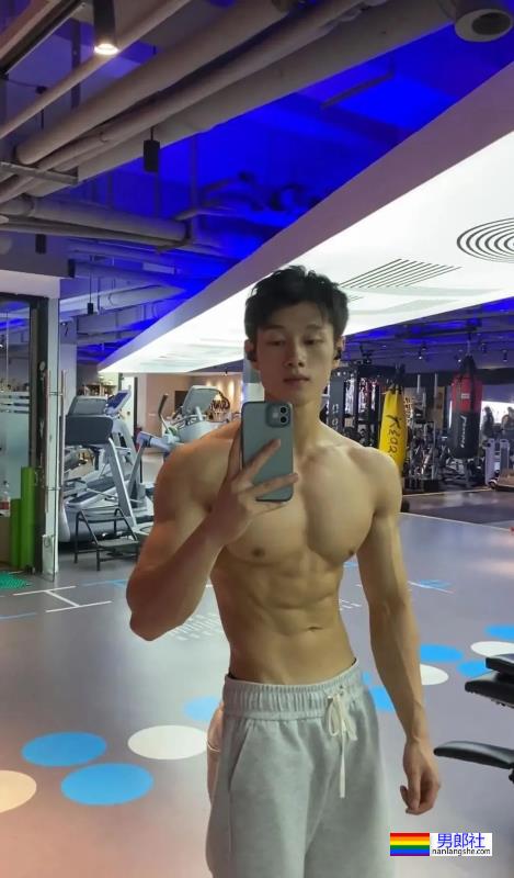 19岁肌肉少年 - 51虹马