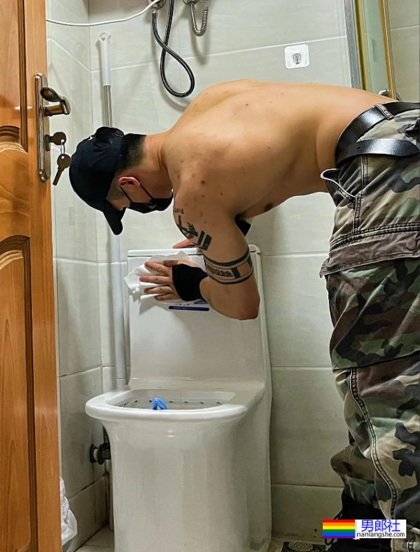 浴霸坏了来了个工人修理，他脱衣服干嘛？ - 51虹马