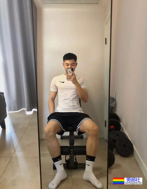 白袜运动小哥哥 - 51虹马