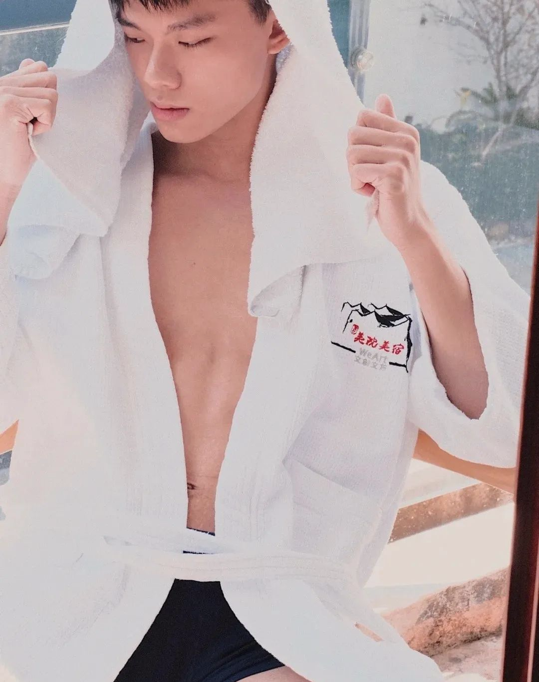 小哥泳池边展现实力这枚01年运动帅太可了 - 51虹马