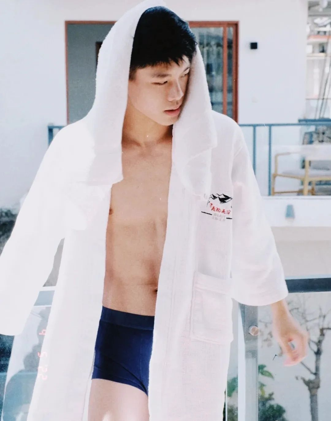 小哥泳池边展现实力这枚01年运动帅太可了 - 51虹马