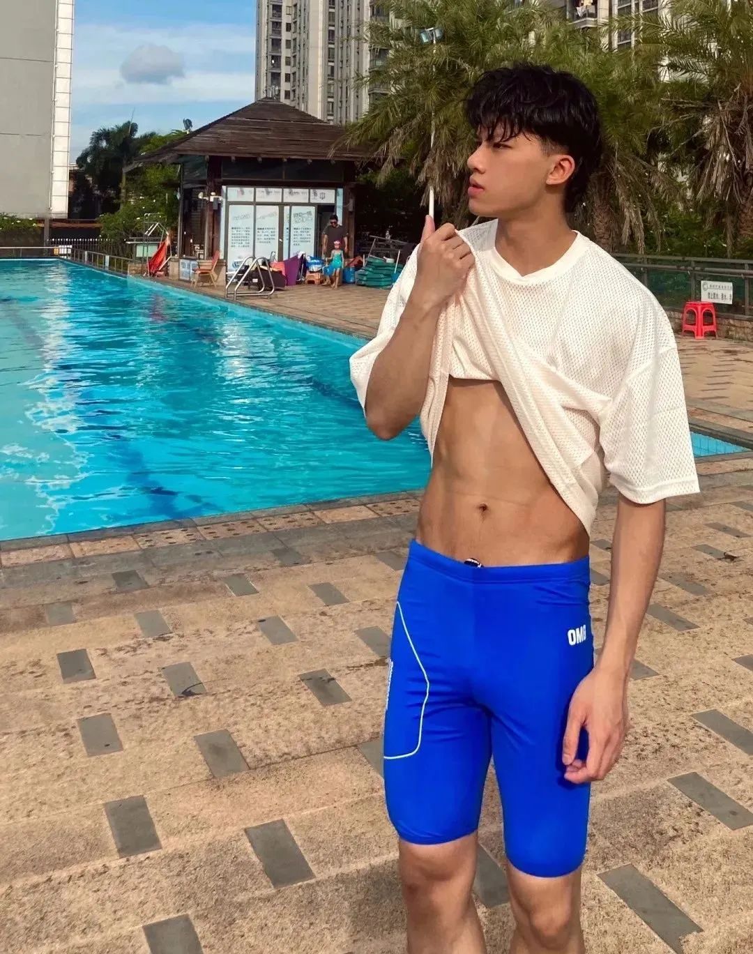 小哥泳池边展现实力这枚01年运动帅太可了 - 51虹马