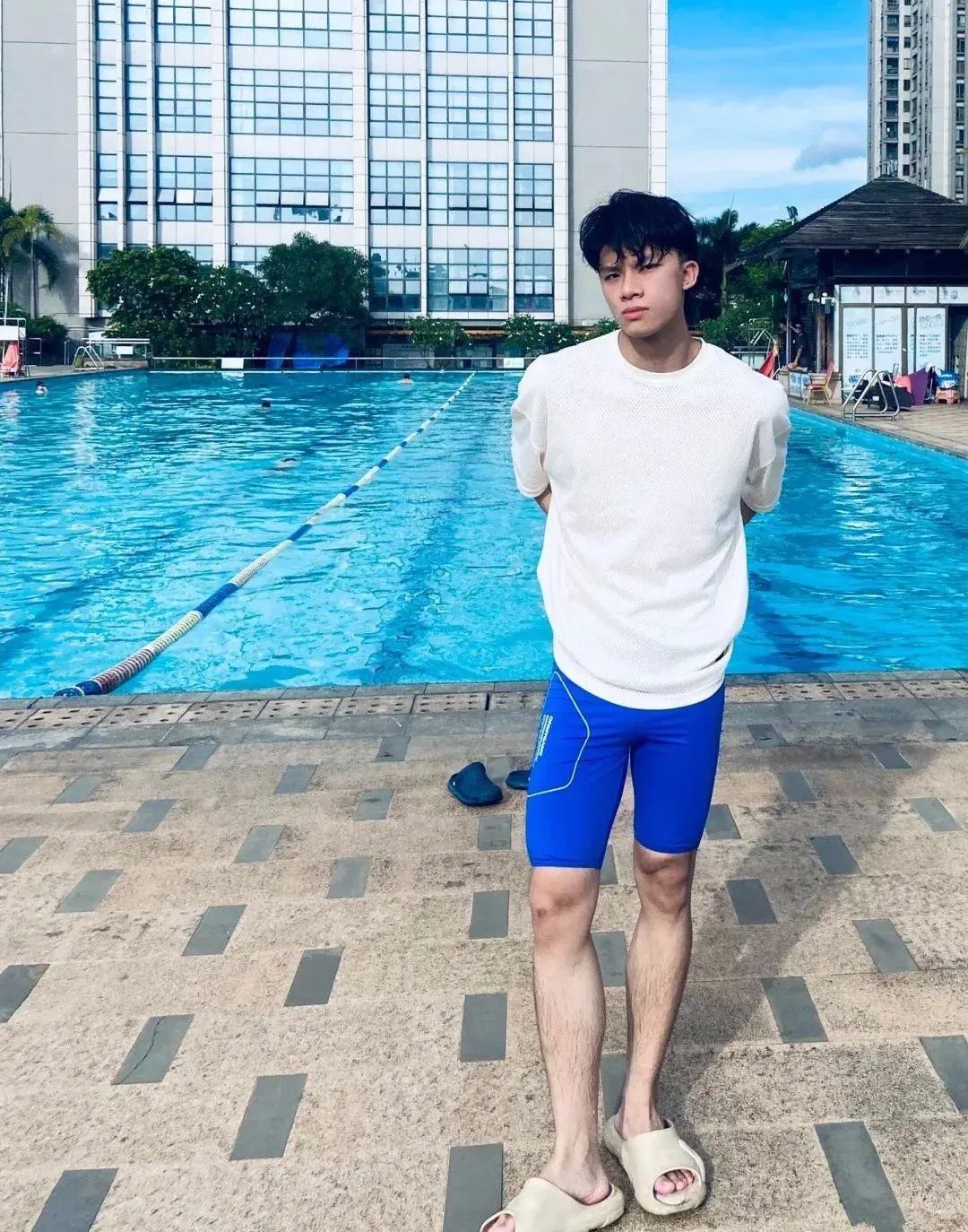小哥泳池边展现实力这枚01年运动帅太可了 - 51虹马