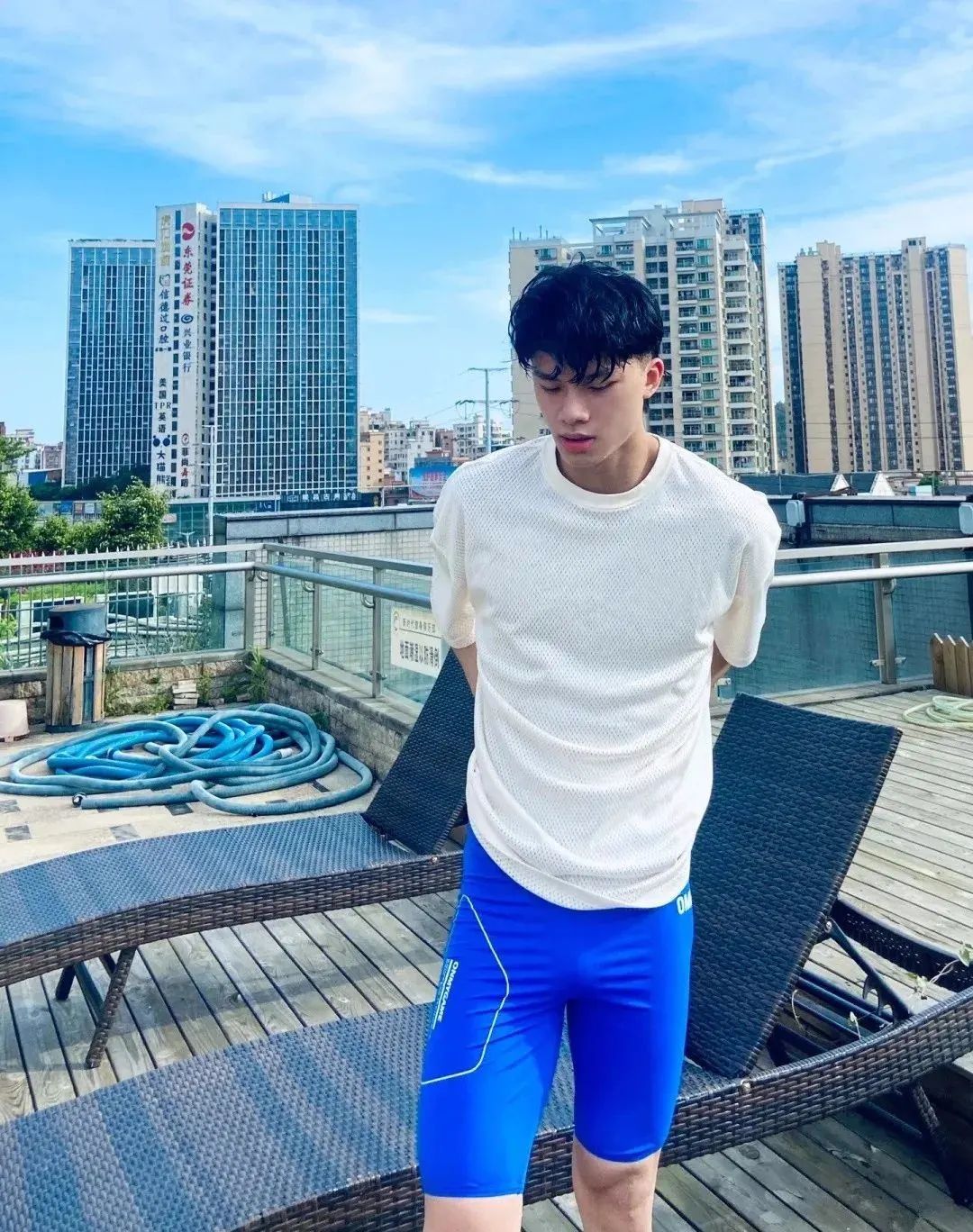 小哥泳池边展现实力这枚01年运动帅太可了 - 51虹马