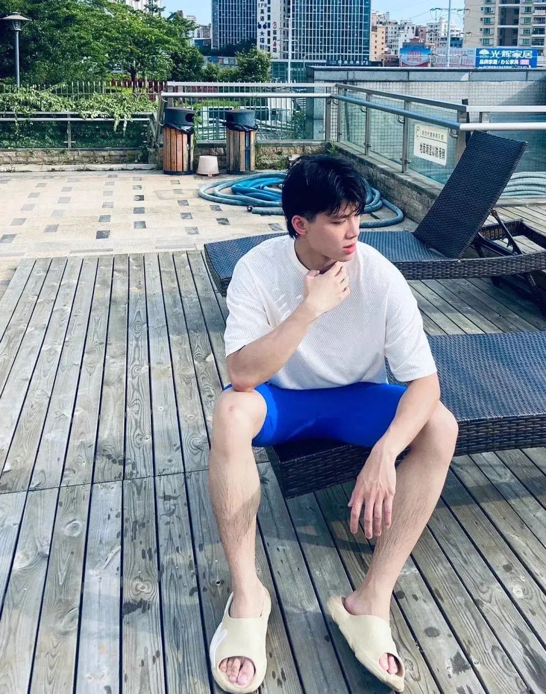 小哥泳池边展现实力这枚01年运动帅太可了 - 51虹马