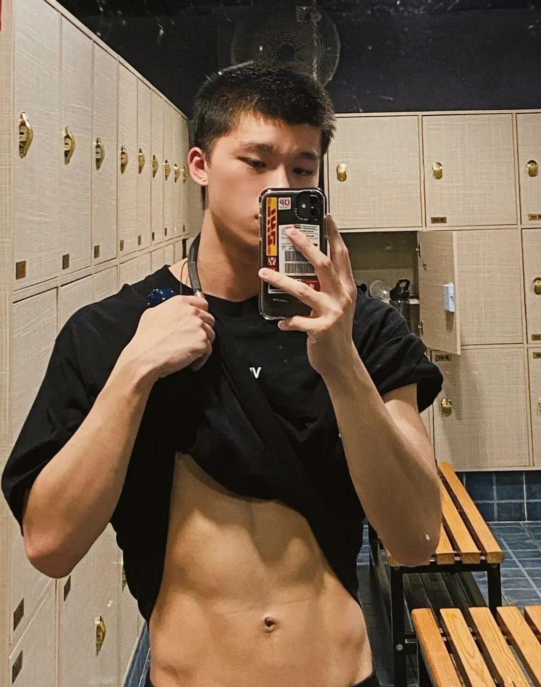 小哥泳池边展现实力这枚01年运动帅太可了 - 51虹马