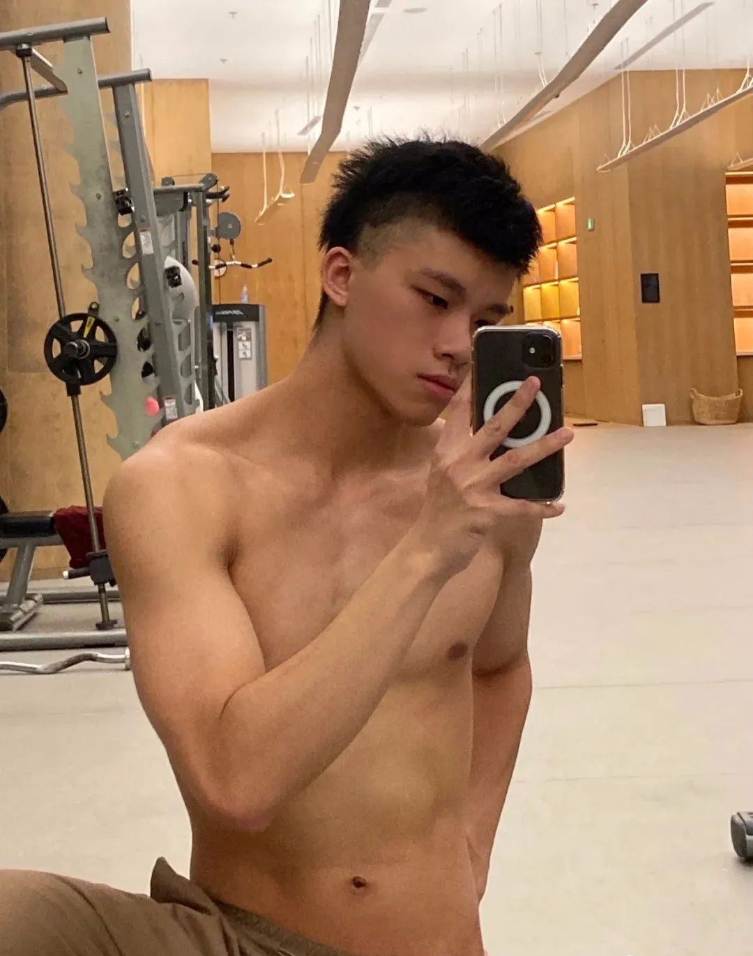 小哥泳池边展现实力这枚01年运动帅太可了 - 51虹马