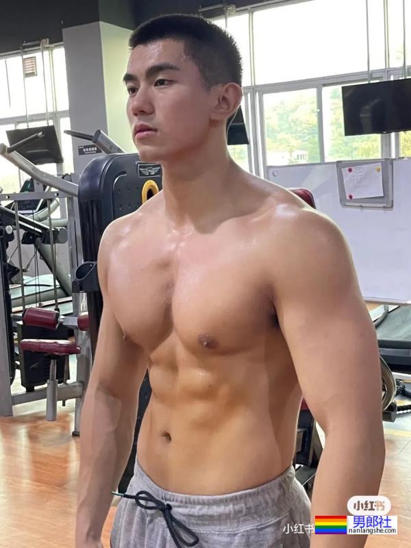 肌肉硬汉 - 51虹马