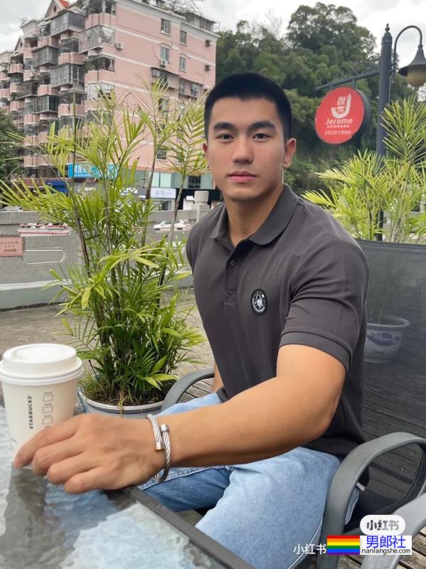 肌肉硬汉 - 51虹马