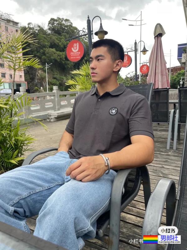 肌肉硬汉 - 51虹马