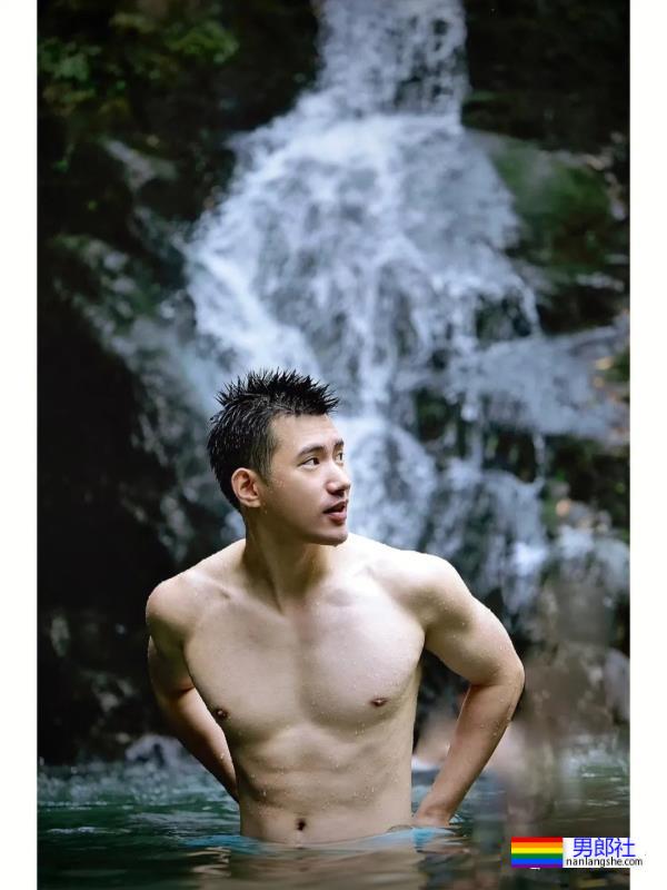 还记得好男儿吴建飞吗?现在变身寸头肌肉爸爸了!-51虹马