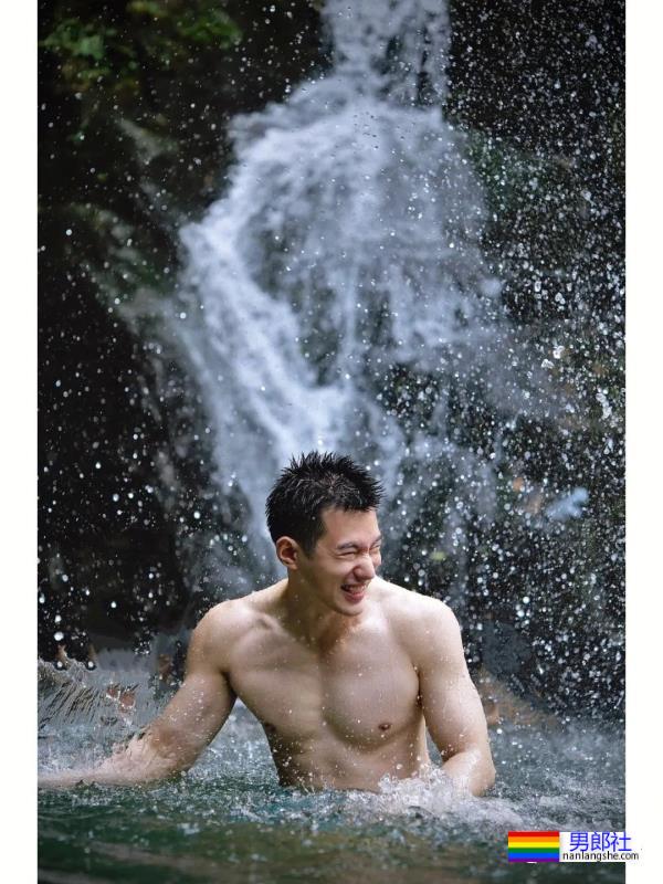 还记得好男儿吴建飞吗？现在变身寸头肌肉爸爸了！ - 51虹马