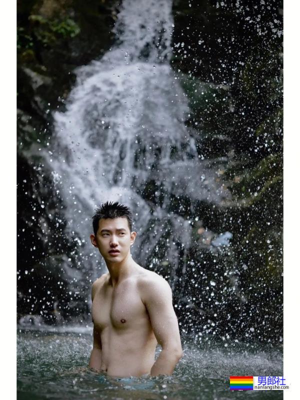 还记得好男儿吴建飞吗？现在变身寸头肌肉爸爸了！ - 51虹马